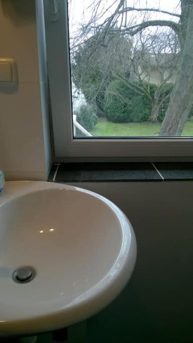 Toll Apartment Mit Privatem Eingang Free Parking Slbst Check-In Netflix 30 Zone Ruhig Duisburg Exterior foto